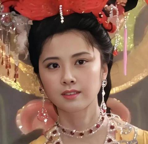 每当电视里响起《女儿情》的旋律，很多人脑海中立刻会浮现出朱琳的面容，但很少有人知