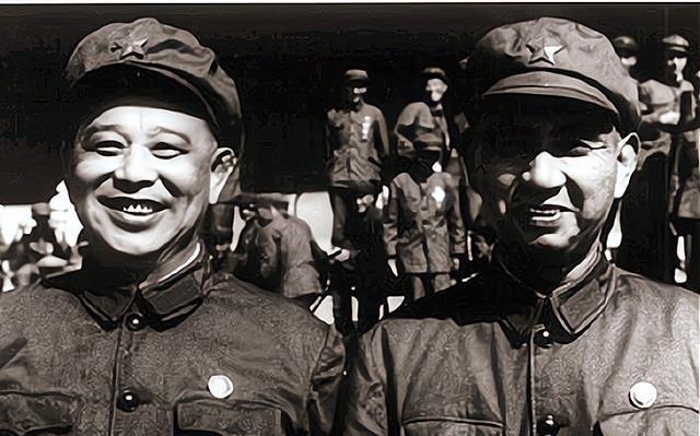 从经历上看，聂荣臻元帅一直带着杨成武上将和唐延杰中将；贺龙元帅一直带的将军是贺炳