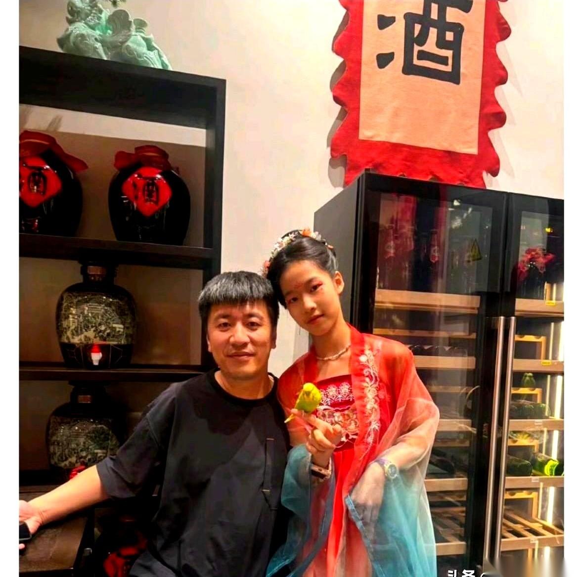 他把女儿的路都铺好了，从最好的小学，到国际学校，再到香港大学，完美绕开高考。他