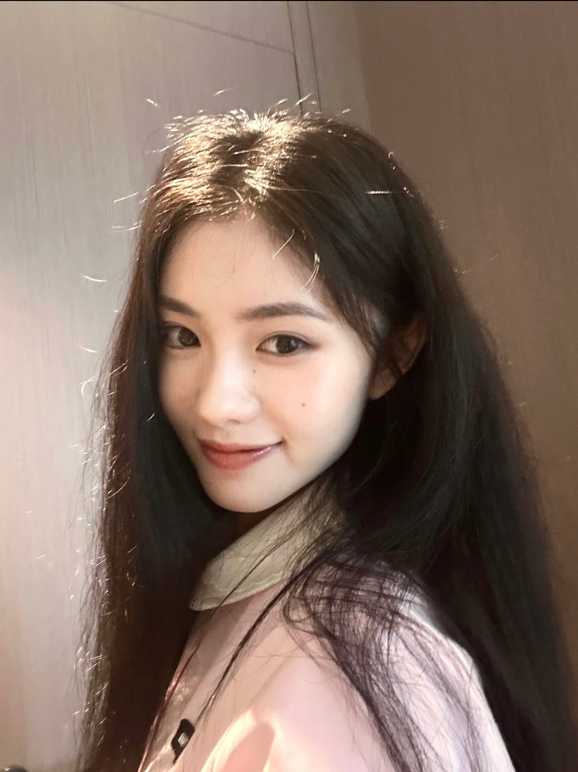 是少女自然的未经打理修饰的发丝….