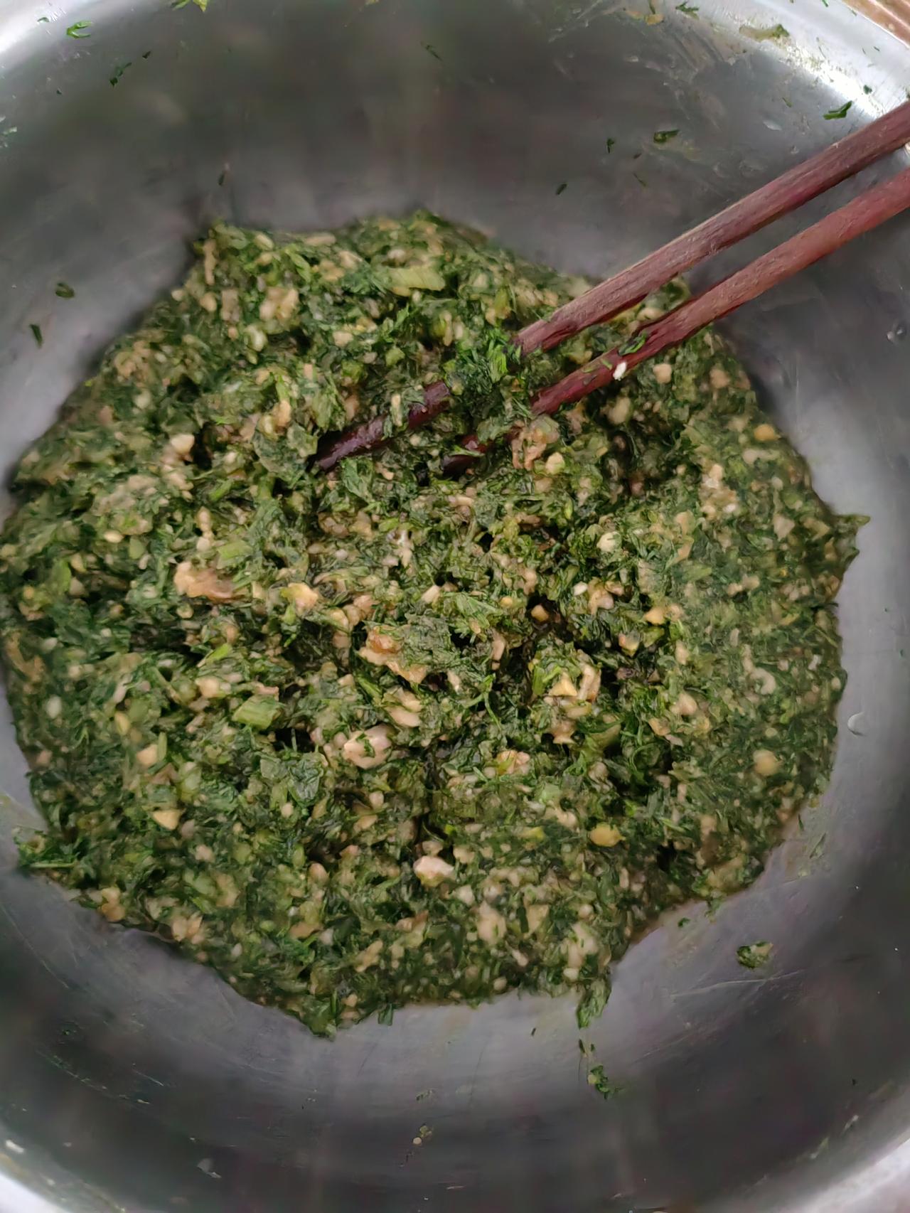 今天去超市买回来一把茴香，做饺子馅，婆婆和我一起包饺子，姐姐看孩子，家里在客厅里