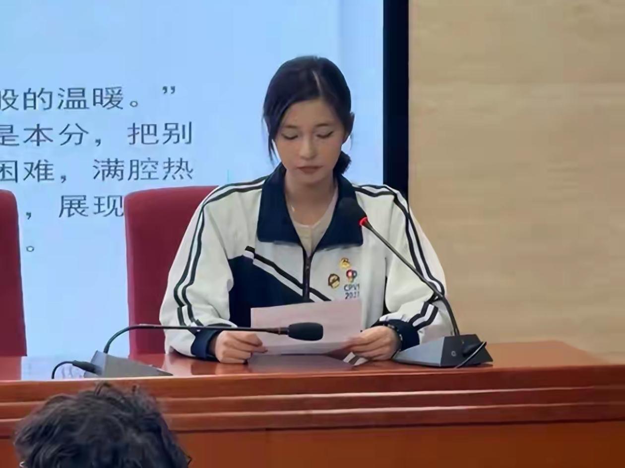 北京，一名职高女生，把自己参加学校活动的视频发到了网上，主持、发言，站在台上的样