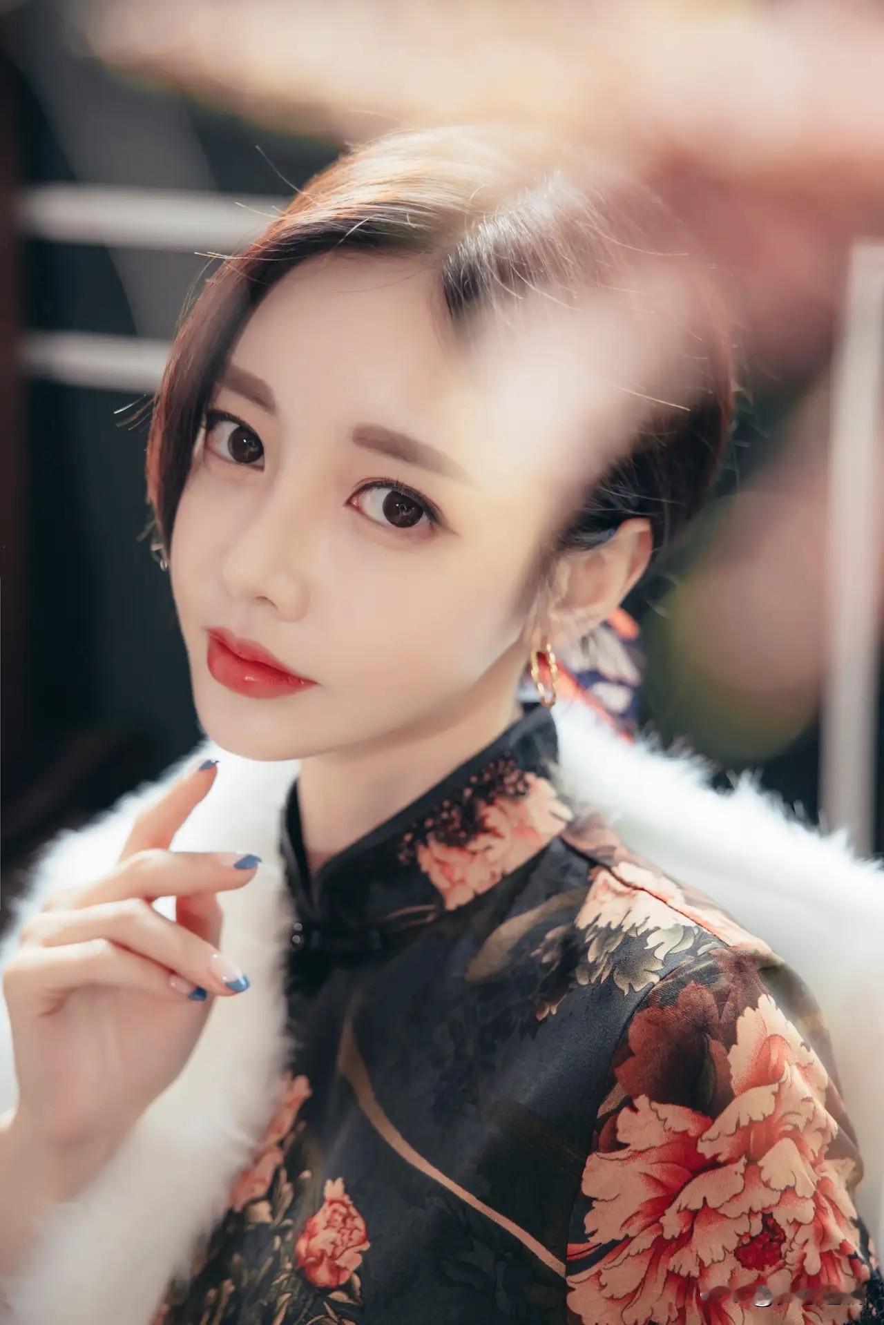 优雅复古风，黑白花卉裙搭配奢华毛绒披肩，尽显东方韵味。孙允珠孙允珠极品美图时