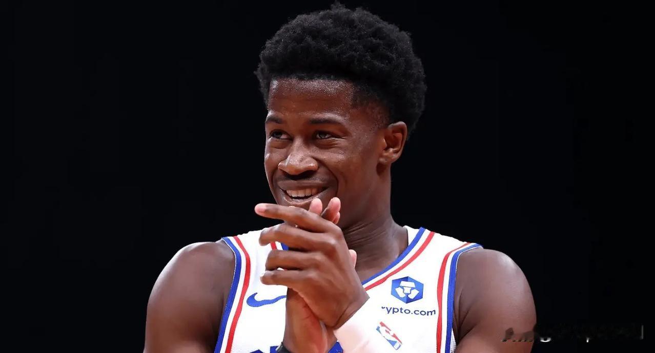 NBA官方更新了新赛季开赛至今最新一期的新秀榜，具体排名如下：1、VJ-埃奇