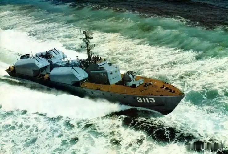 其火力配置堪称强大，配备4座上游-1系列反舰导弹发射架，可发射射程达42公里