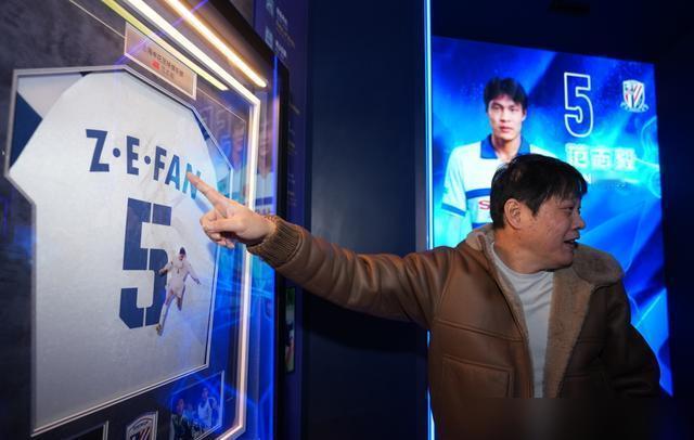 上海申花这一巴掌，扇得真响。当一座2000多平的"申花中心"向海港球迷敞开大