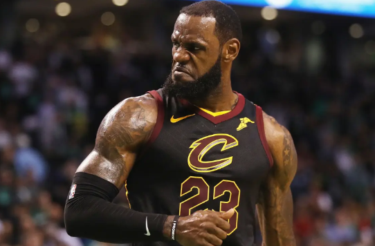 湖人超级球星勒布朗-詹姆斯真是太有商业头脑了！最近前NBA球员钱宁-弗莱在参加的