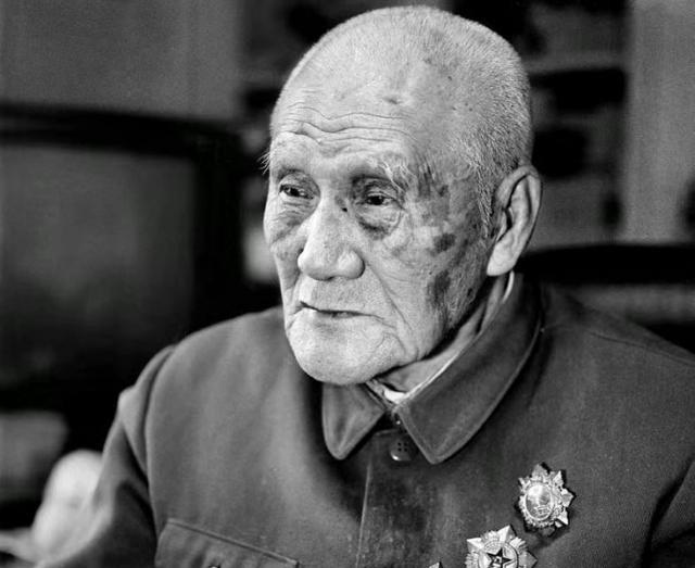 1940年秋天，毛主席去食堂时，突然一个人拎着木棍朝毛主席后脑勺砸去，千钧一发之