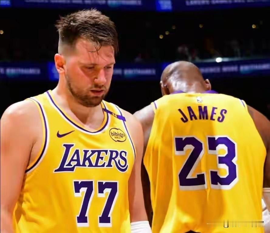 据腾讯某位知名解说透露，洛杉矶湖人队内部应该是出大问题了。首先41岁老将詹姆斯