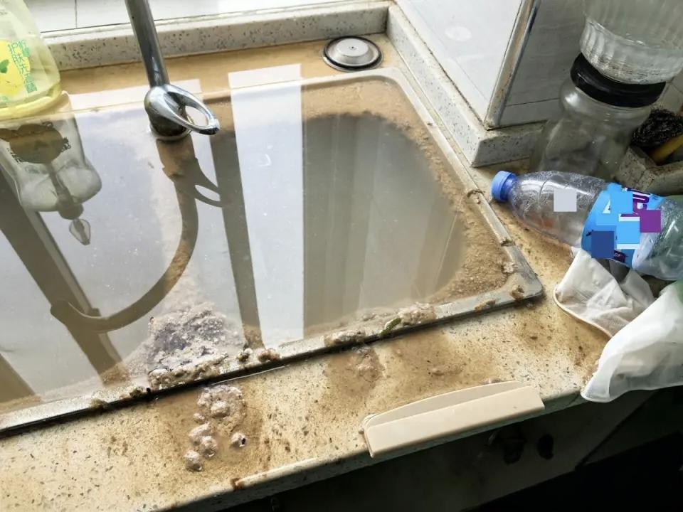 武汉一业主过年回家，开门发现家被粪水泡了！物业甩锅：你家自己堵的，跟我们没关系。
