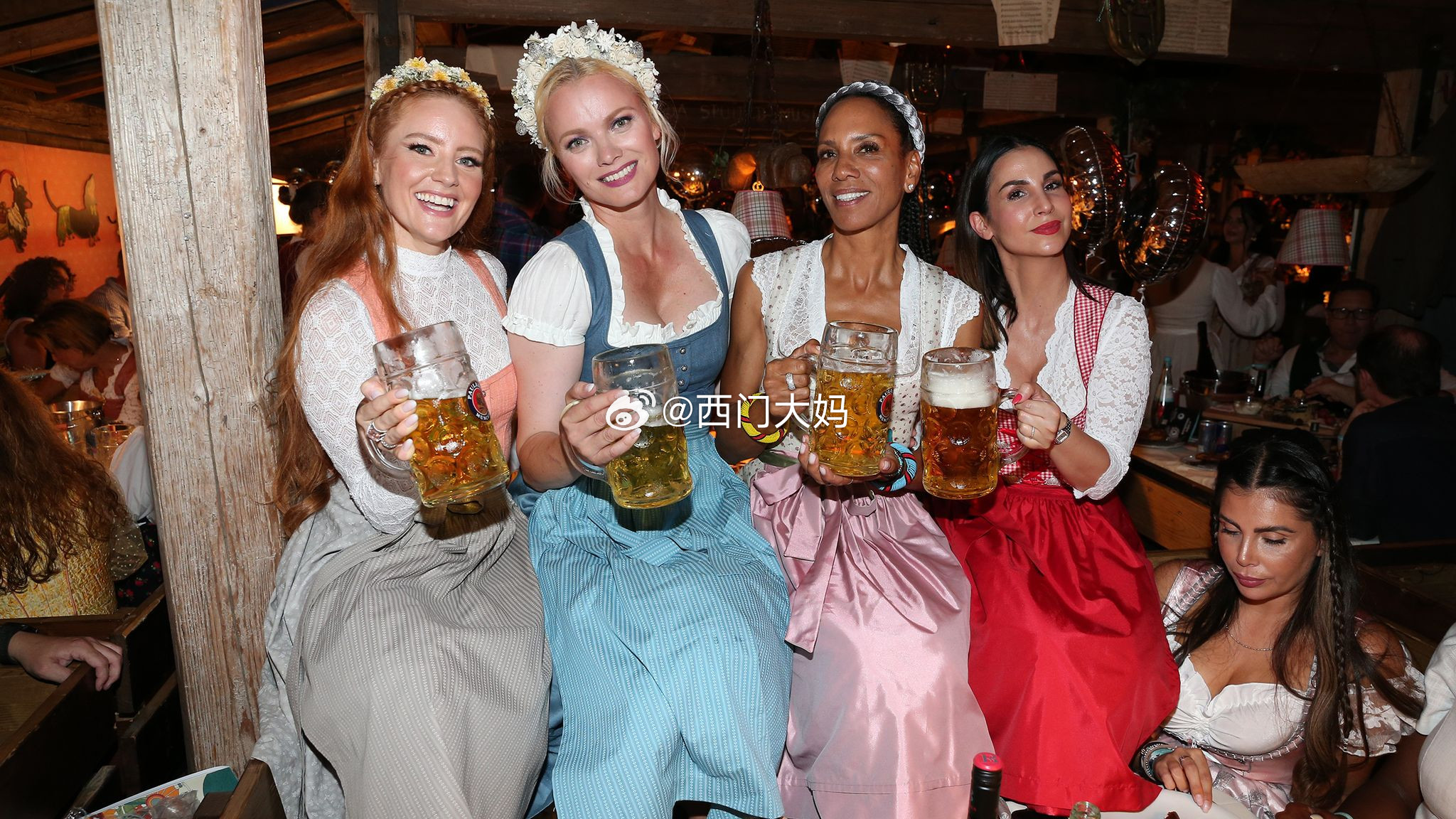 早年大妈去德国啤酒节的时候，为了凑热闹，买了一件当地“传统服饰”Dirndl~但
