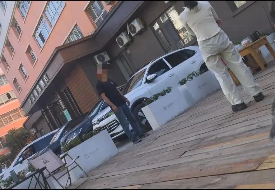 更绝的是，酒店回应“出于安全考量不允许车内过夜”，既然不允许，那收费名目又是从何