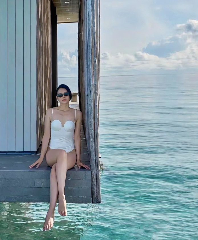 胡杏儿，身高172cm，光脚坐在海边，超级美，特别是那双脚，脚型完美，真是从头美