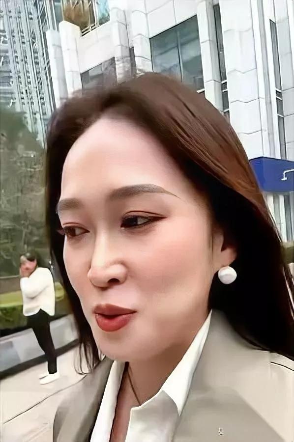 砸钱砸不出顶流？悠悠这次真栽了。镜头里她刚想贴董宇辉，潇潇一个侧身拥抱直