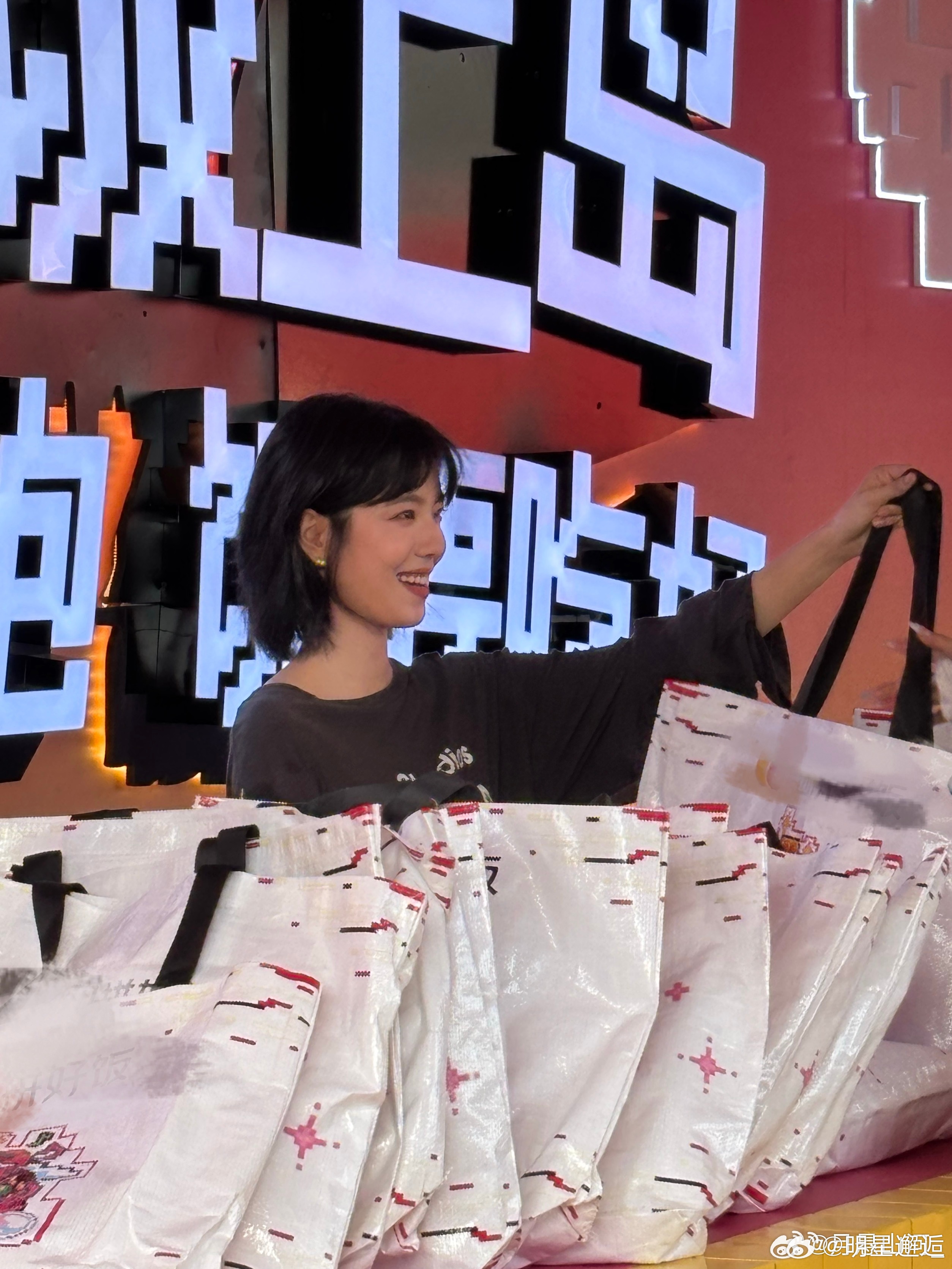 庄达菲音乐节逆应援庄达菲音乐节上遇上粉丝们的逆应援！粉丝齐声高喊专属口号，还