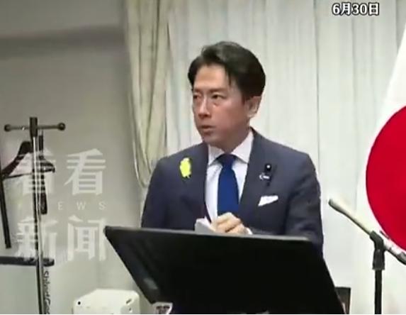 日本这是撕破脸要报复了？6月底的一场记者会上，日本防卫大臣小泉进次郎对着镜头