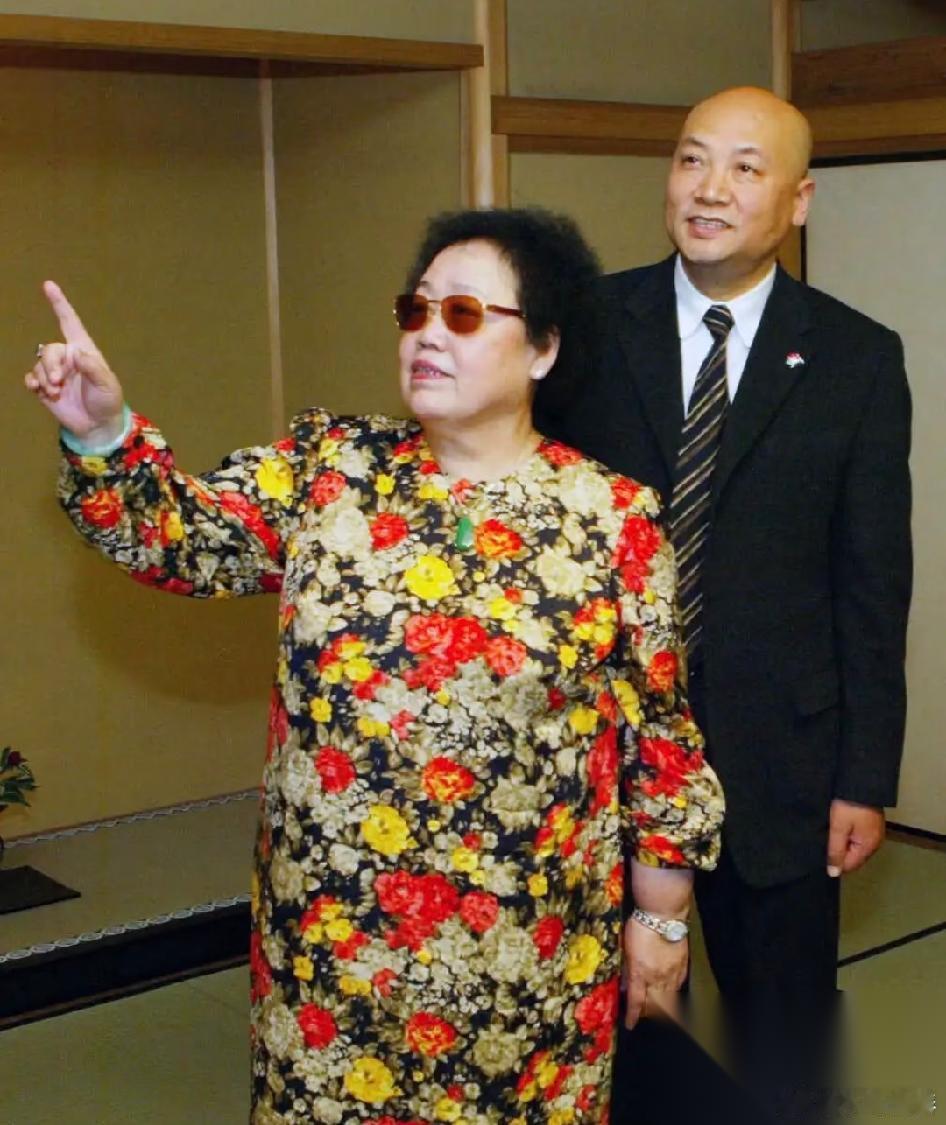 果然姜还是老的辣！我问我妈：妈，陈丽华都去世了，你说唐僧迟重瑞还会不会再娶？我