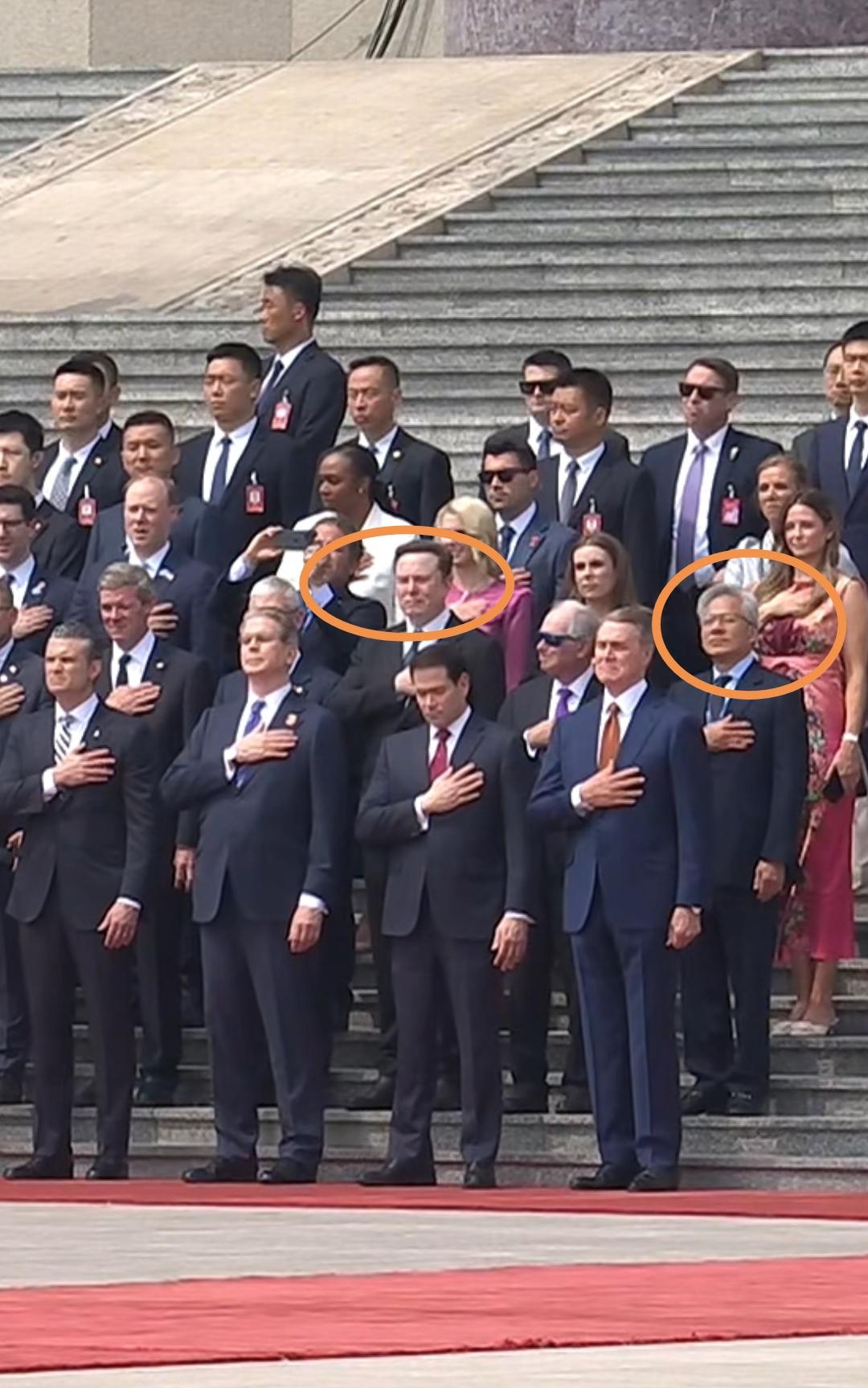 再厉害的企业家也会期待自己能够站在全世界最为瞩目的场合，特斯拉的马斯克、英伟达的