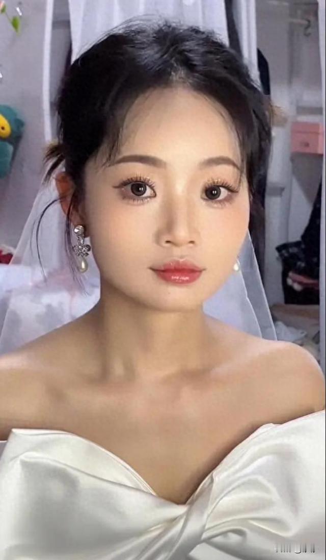 贵州新娘去换了个敬酒服,等她出来后要去敬酒却傻眼了,宾客早就吃饱喝足离开了,