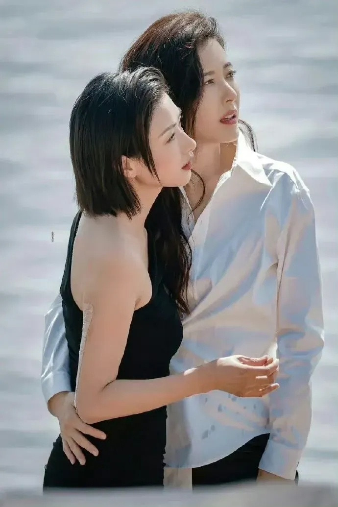 当47岁曾黎和42万茜同框，你就知道保剑锋没有说谎，曾黎真的很美。