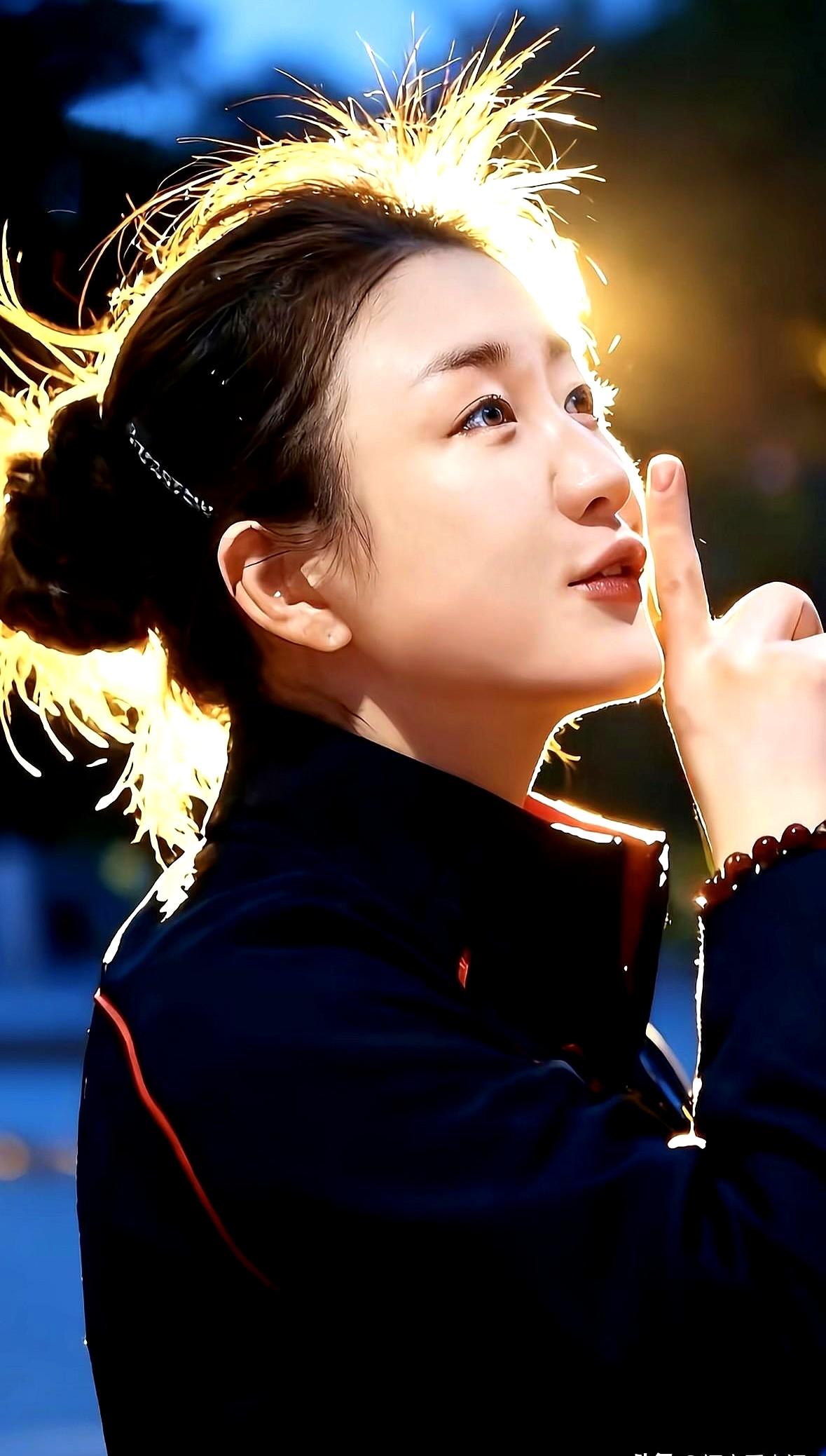 陈梦那句“谁的四年不是滚烫的”，真是教科书级别的回应。一句话，四两拨千斤，让所有