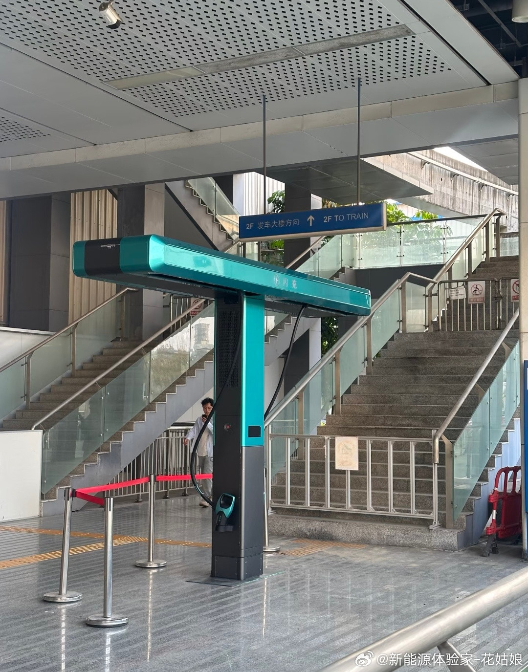 谁再说比亚迪闪充只蹲4S店？直接把桩怼进轨道交通站里了！模型都不敢这么真，实物都