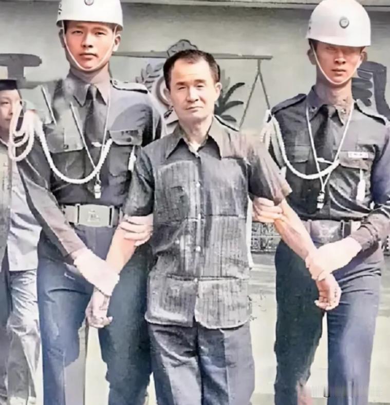 1982年，李师科面临了死刑的判决，即将走向刑场，他身着一件全新的短袖衬衫，头发