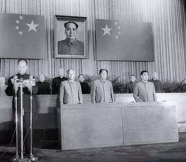 开国将帅中，哪些人没有战功却被授衔？其中还有位女少将“1955年9月27日上午