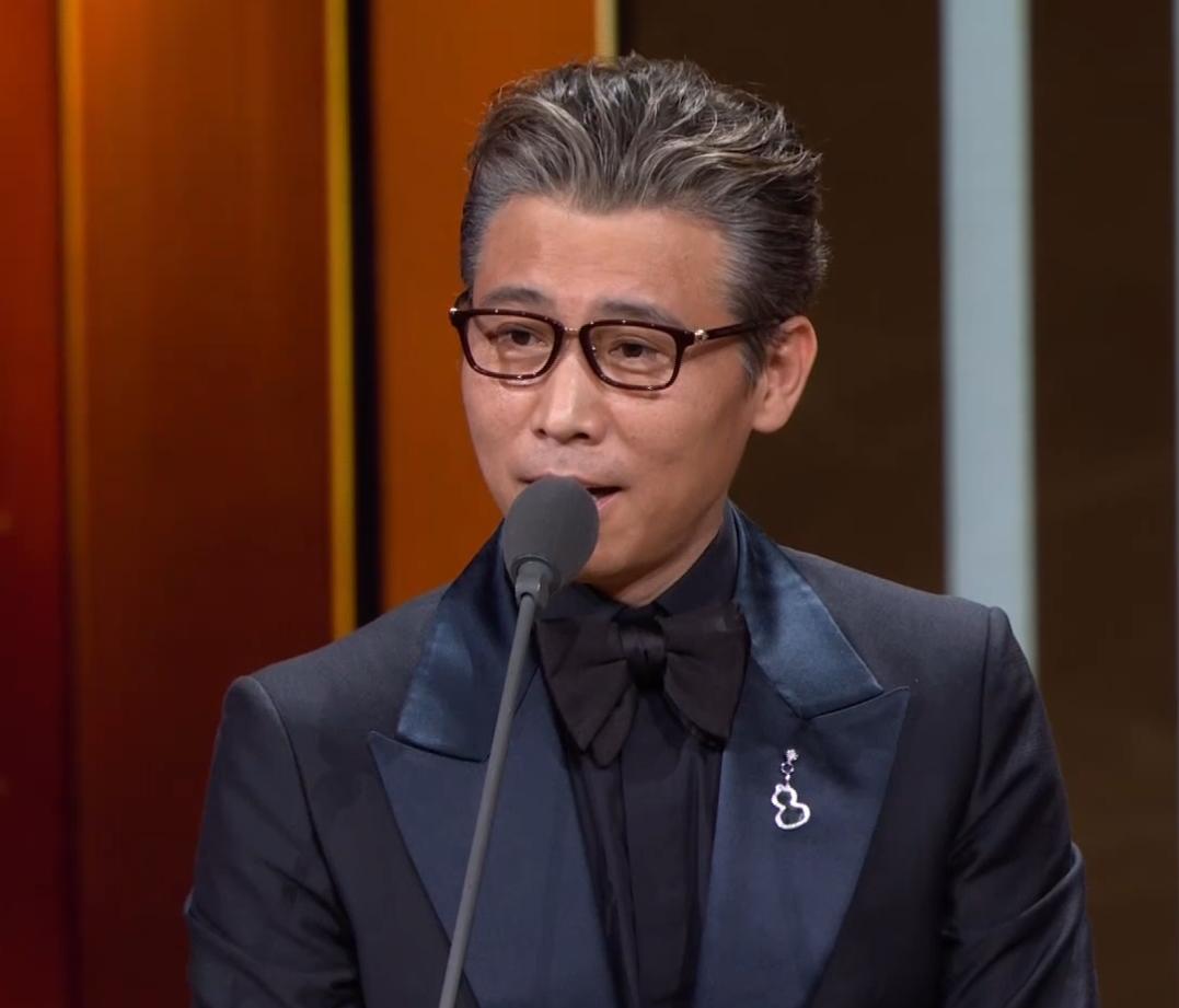 李乃文要给闫妮当助理。闫妮说，剧本、椅子、水杯，都能记住吗？李乃文看向台