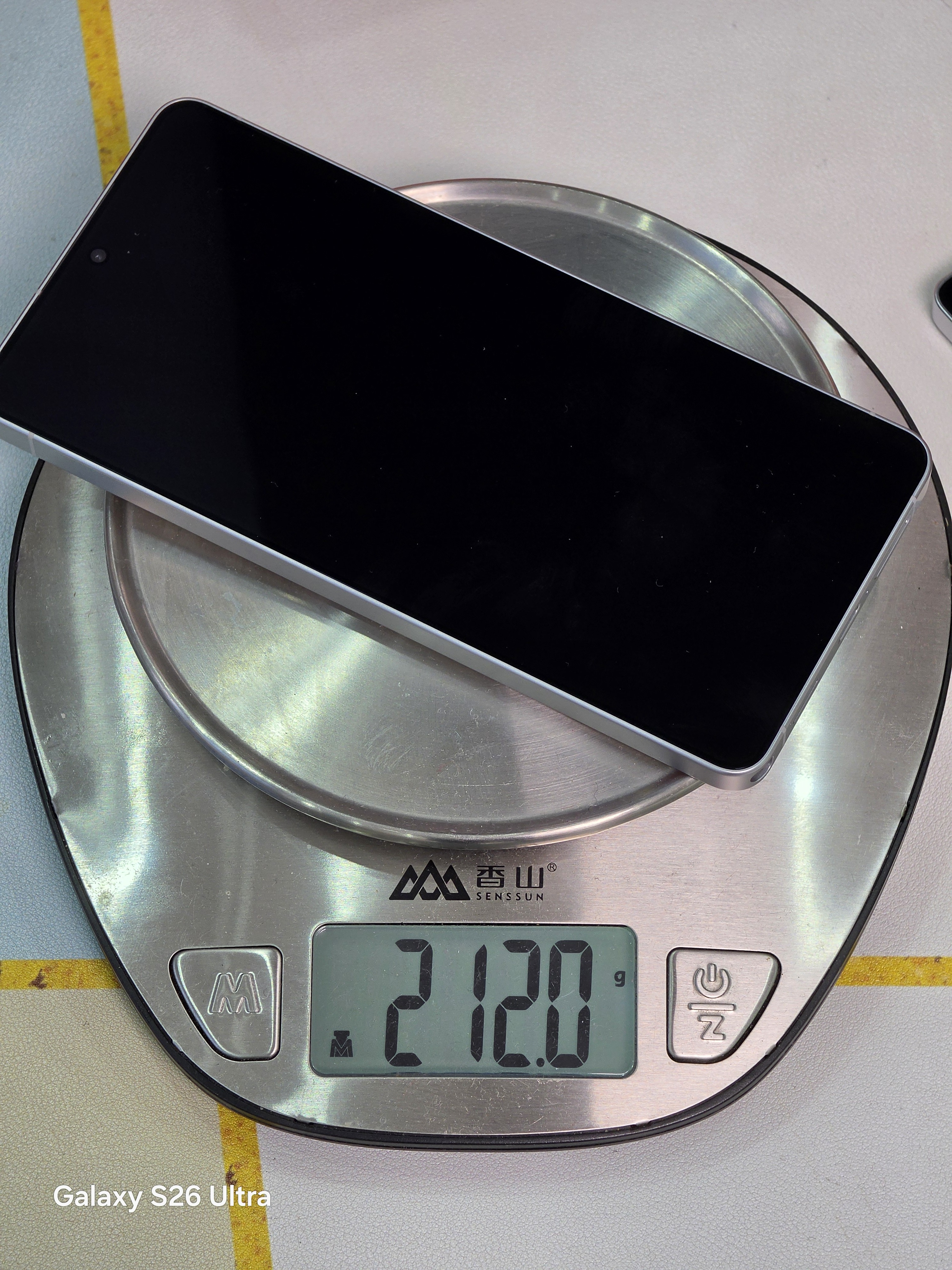 S26Ultra实测重量215克。比上代S25Ultra轻了5克。去掉SP