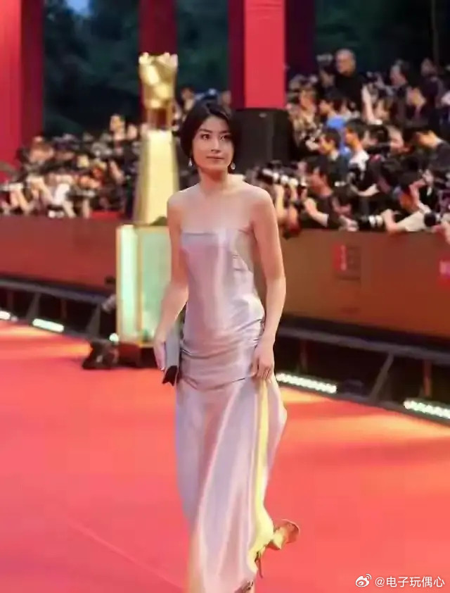 53岁“陈慧琳”太丰满了，穿抹胸都兜不住好身材，自律的女人真美