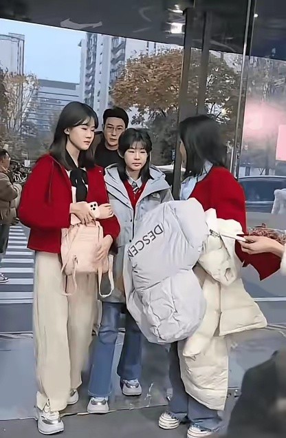 陆毅家这一幕太真实了！鲍蕾抱羽绒服拎包腾不出手接签到笔，想递给俩女儿却没得到回应