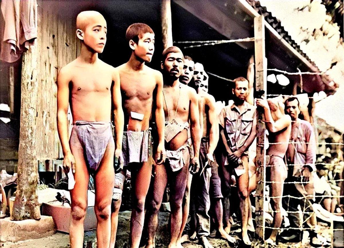 1945年冲绳战役期间，一队被俘日军士兵的影像令人震撼。照片中这些只穿着裤衩的