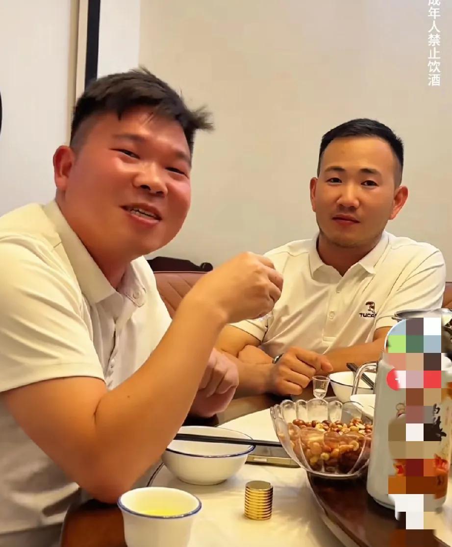 摄影师小严终于出动态了，他沉寂许久，再次出现在了钟凡的镜头里。自从跟二哥逆袭记