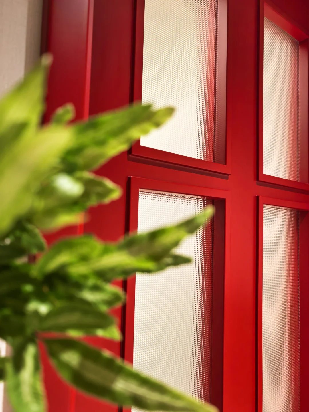 这门真漂亮，可惜玻璃歪的，水晶玻都这样？