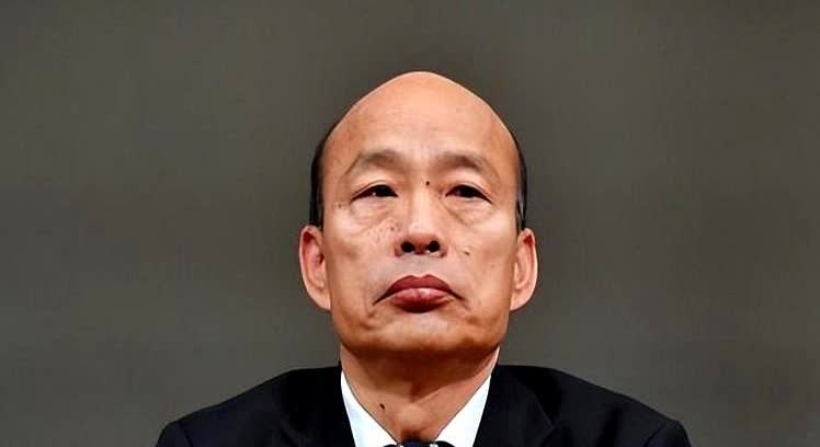 韩国瑜去趟日本。带着一帮人，在机场，嘴巴一秃噜，冒出个“国与国”。哈？