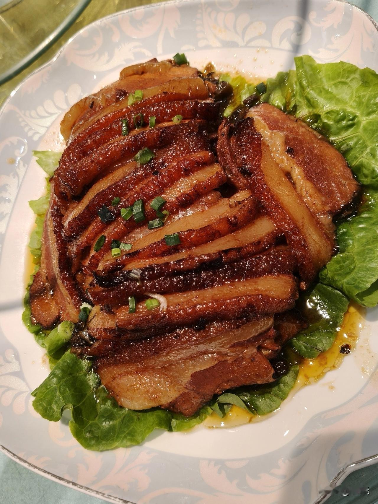 单位每年都会组织退休人员进行春游和秋游，游玩结束后，会安排大家在附近就餐。昨天