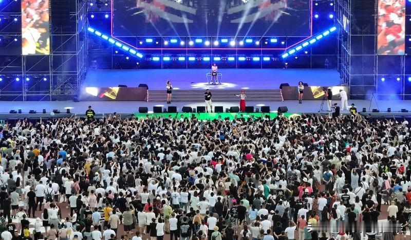 南方甜妹“打飞的”去哈尔滨跟左右哥蹦迪这事太疯狂啦！这几年哈尔滨成了网红城市，一