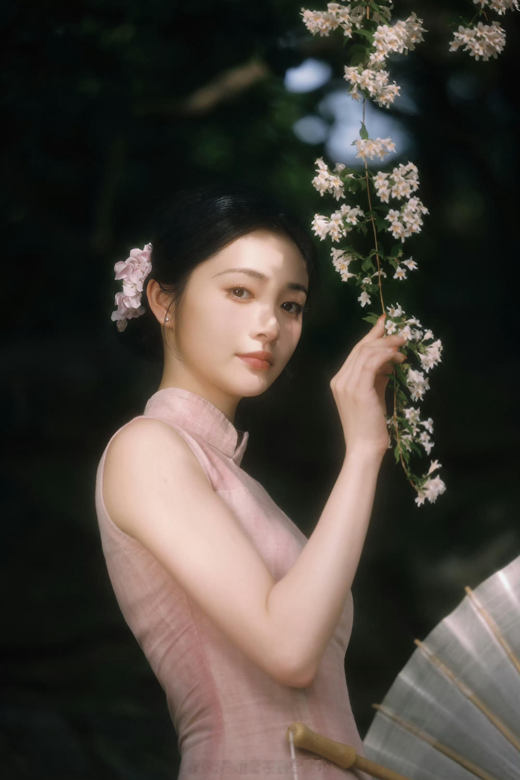 周洁琼旗袍写真🈶，证明自己是古装，民国，年代剧，现代剧全方位的好看[赞][赞]