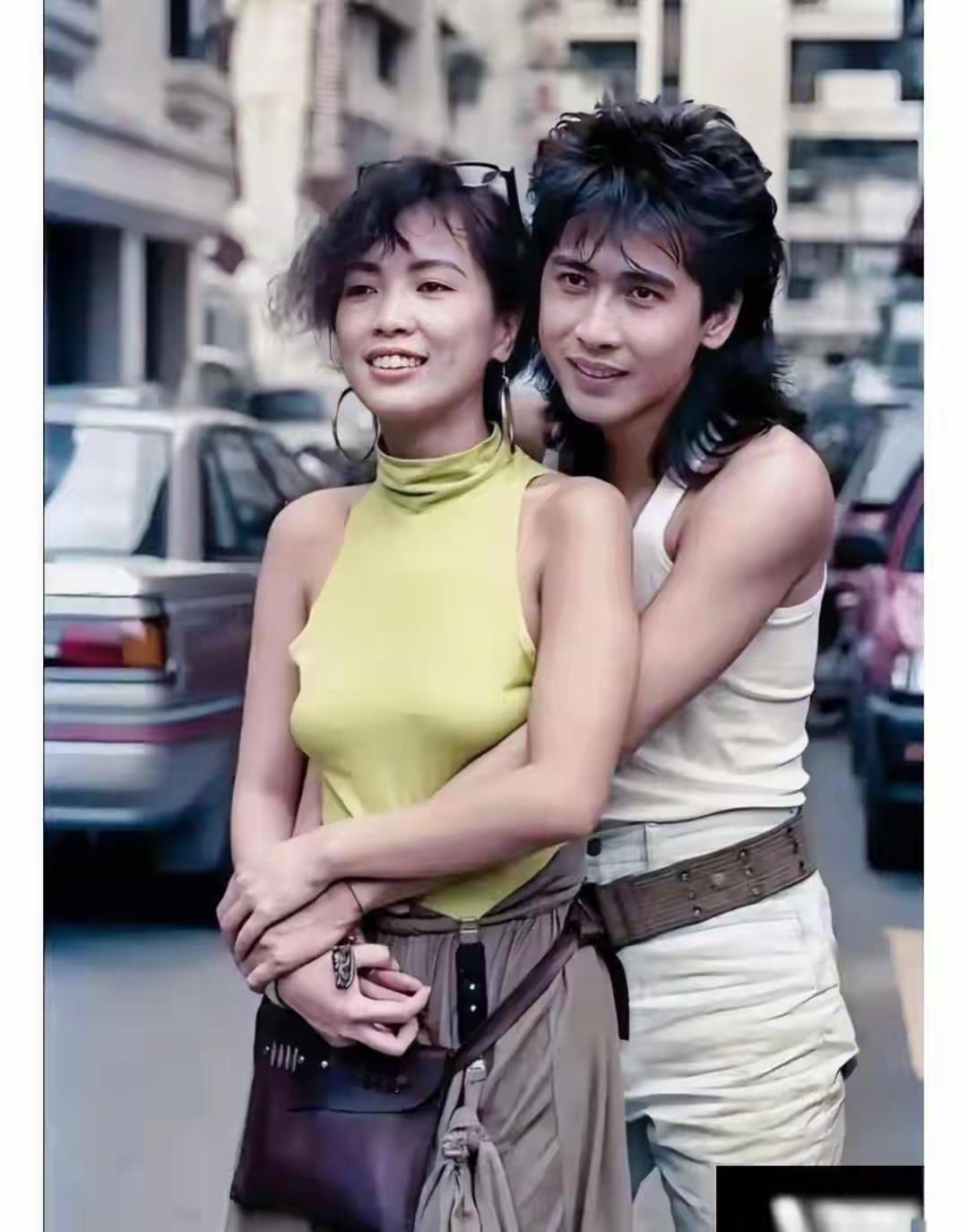 翻到这张1981年台湾街头的旧照，瞬间被戳中了。24岁的齐豫留着长发，浅笑的样