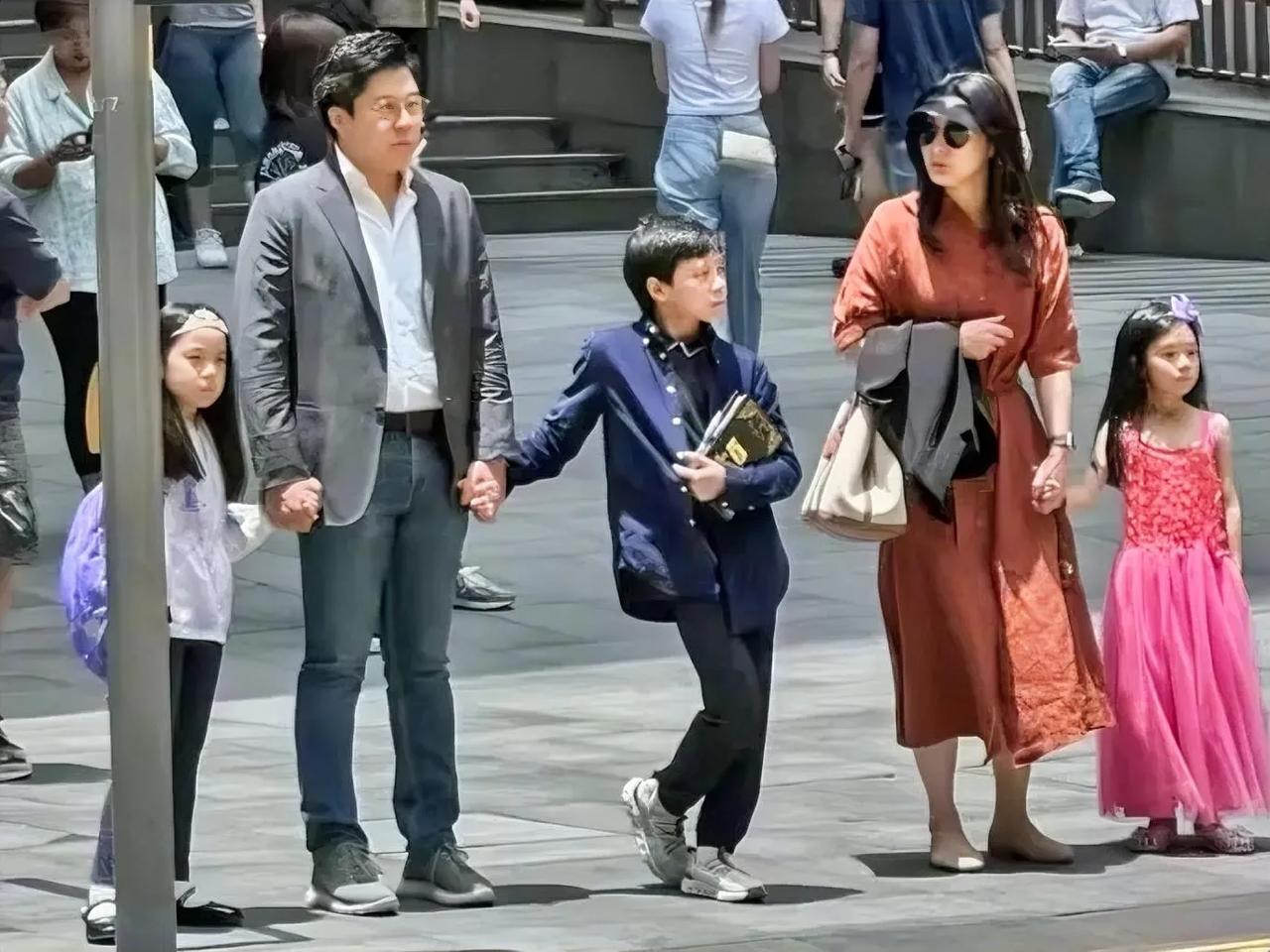 看到郭晶晶一家五口出行，才知道孩子生3个才是完美的，一个儿子，两个女儿，这