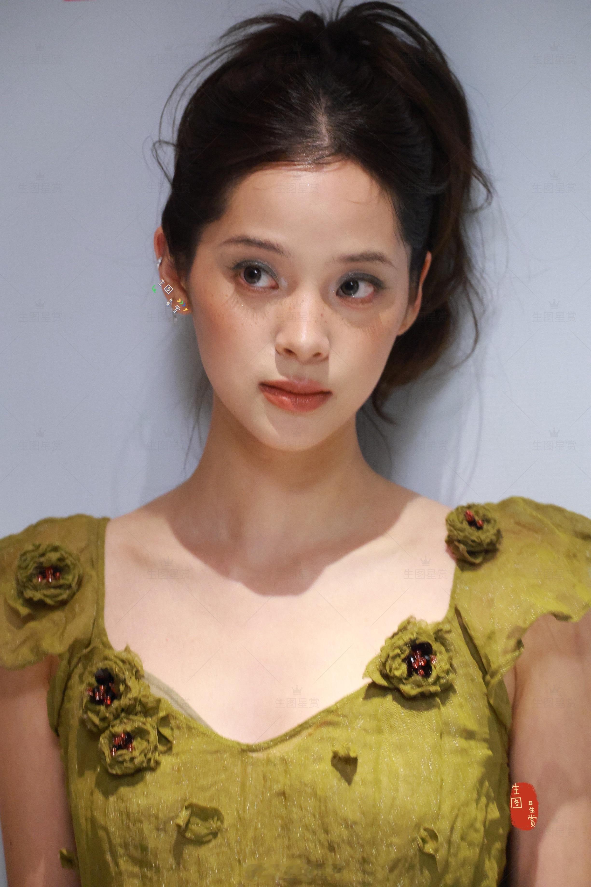 是森系少女娜比，灵动而来🧚‍♀️欧阳娜娜品牌秀场红毯生图掉落高马尾雀斑妆清新绽