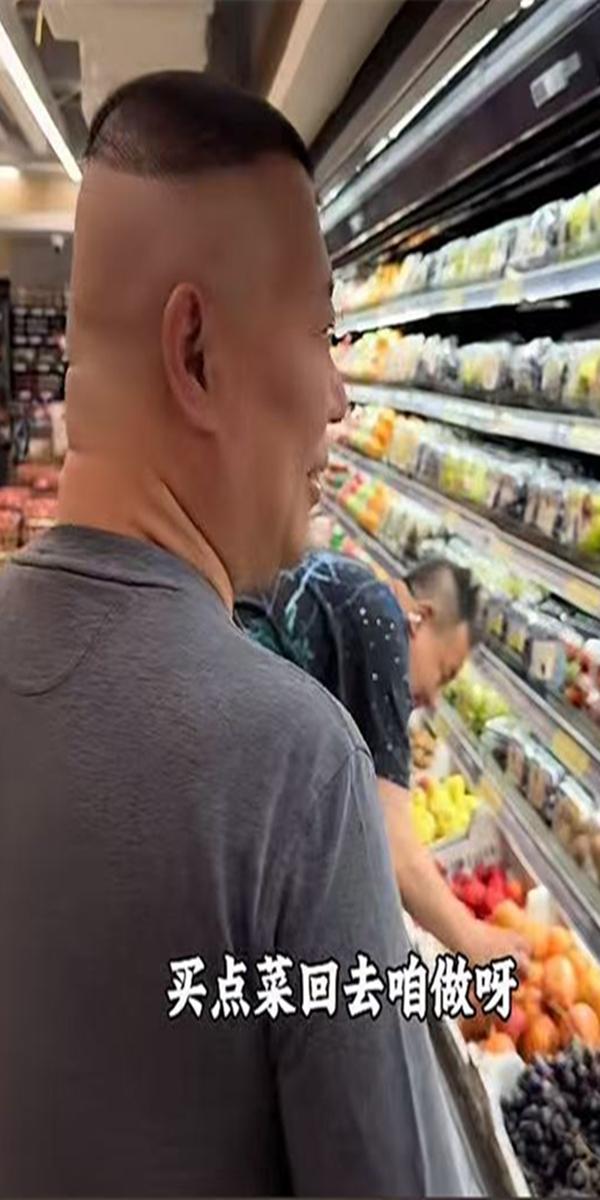 郭德纲马来西亚逛超市，行程不赶生活气息明显，有徒弟还想买菜回去做饭！德云社在短视
