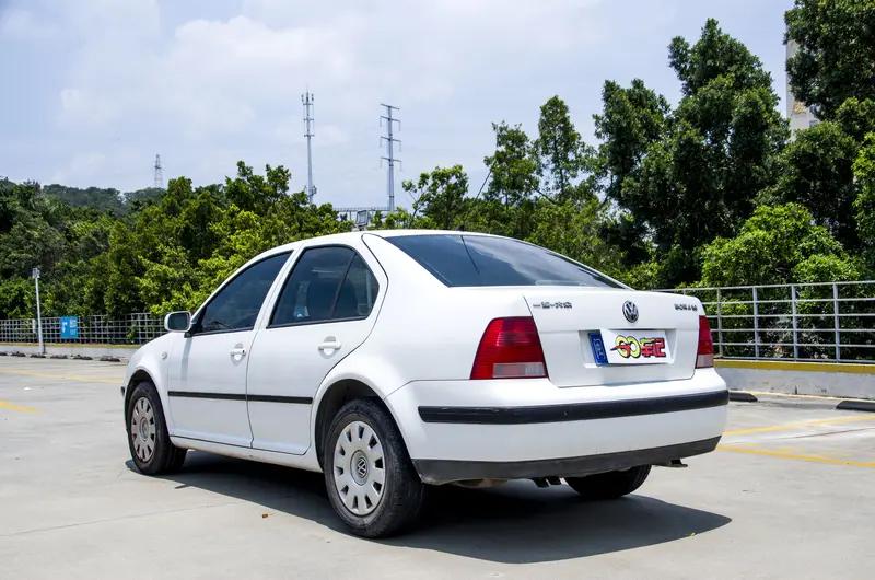 10万内选德系家轿，宝来传奇值得考虑。它售价9.88-11.68万，4S店有