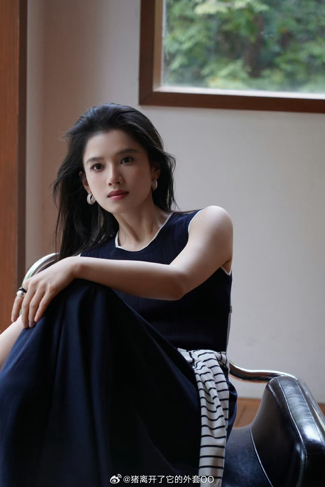 张婧仪最新工作花絮图，优雅清新高智感满满！！