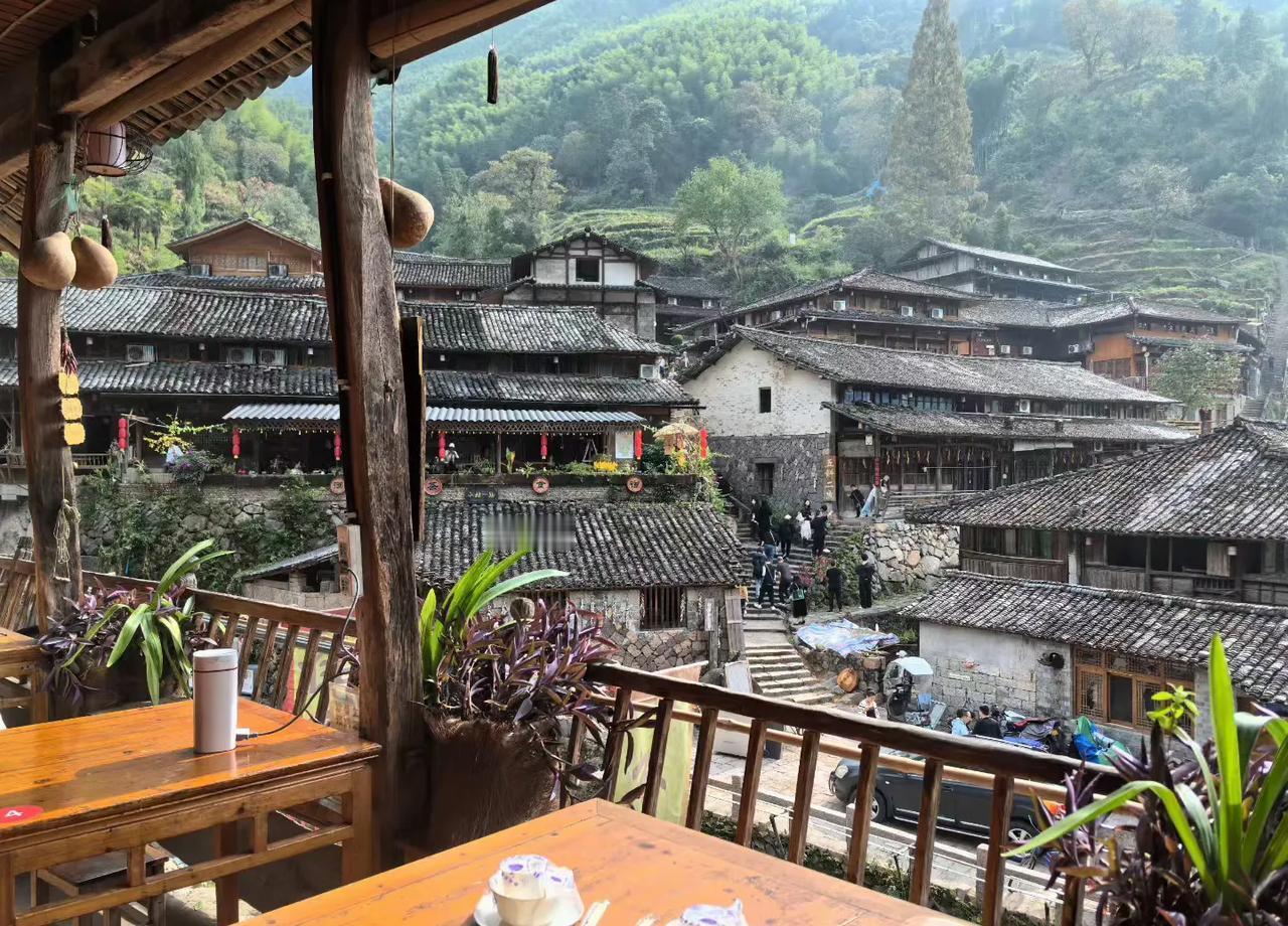 “穷精致”不是抠，是把日子拆成克重。菜买三根，肉切五十克，孩子先吃，大人扫尾