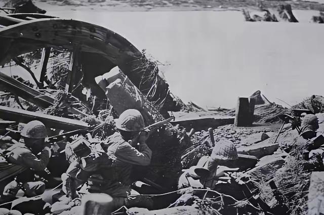 1942年，风和日丽，渔民陈根土撑着船，载一群日军士兵渡江。船颤颤巍巍地行至