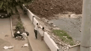 这是泥石流吗？好像垃圾流，飘过来的都是生活垃圾。