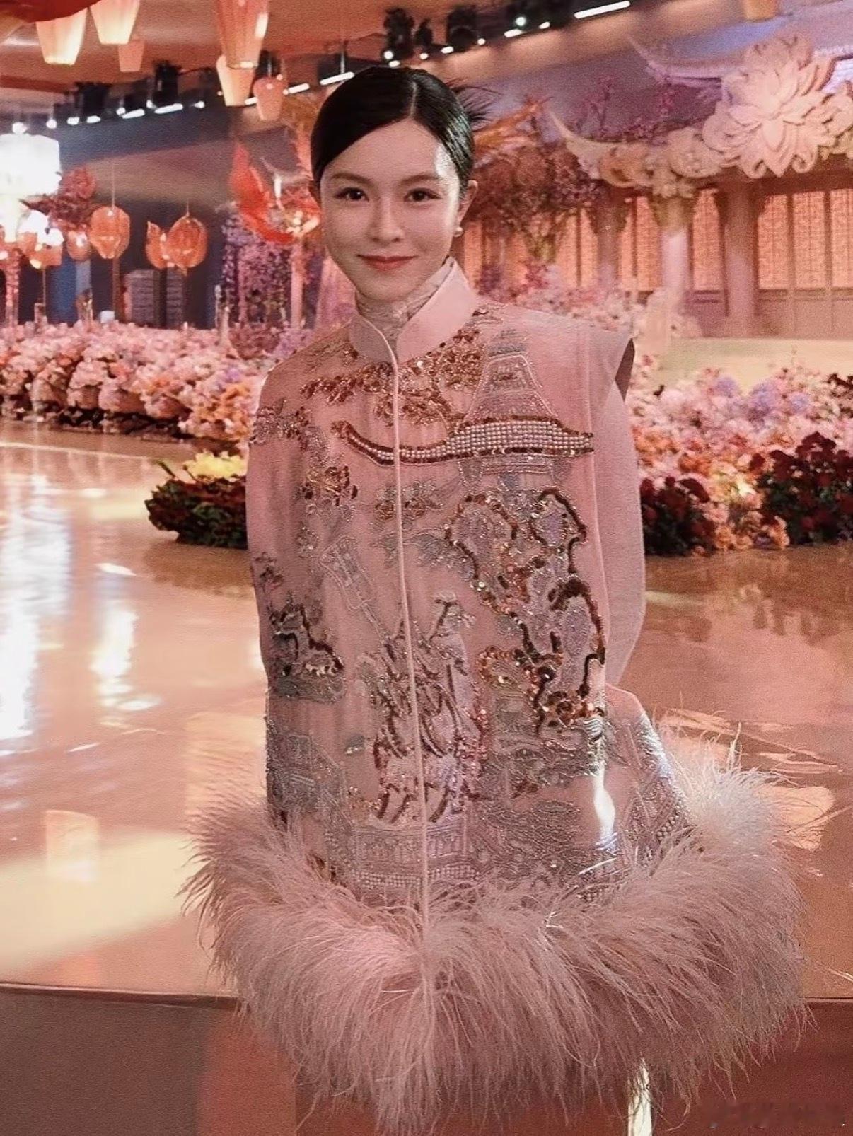 文咏珊产后首现身文咏珊产后两个半月亮相霸王茶姬创始人婚礼，这是她产后首次公开露面