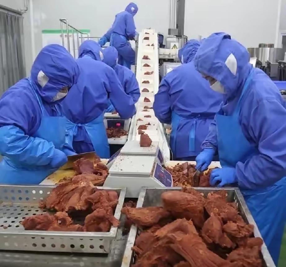 一家酱肉厂老板，为了解决员工偷吃的难题，干脆拆掉监控、撤掉保安，立下一条新规：刚